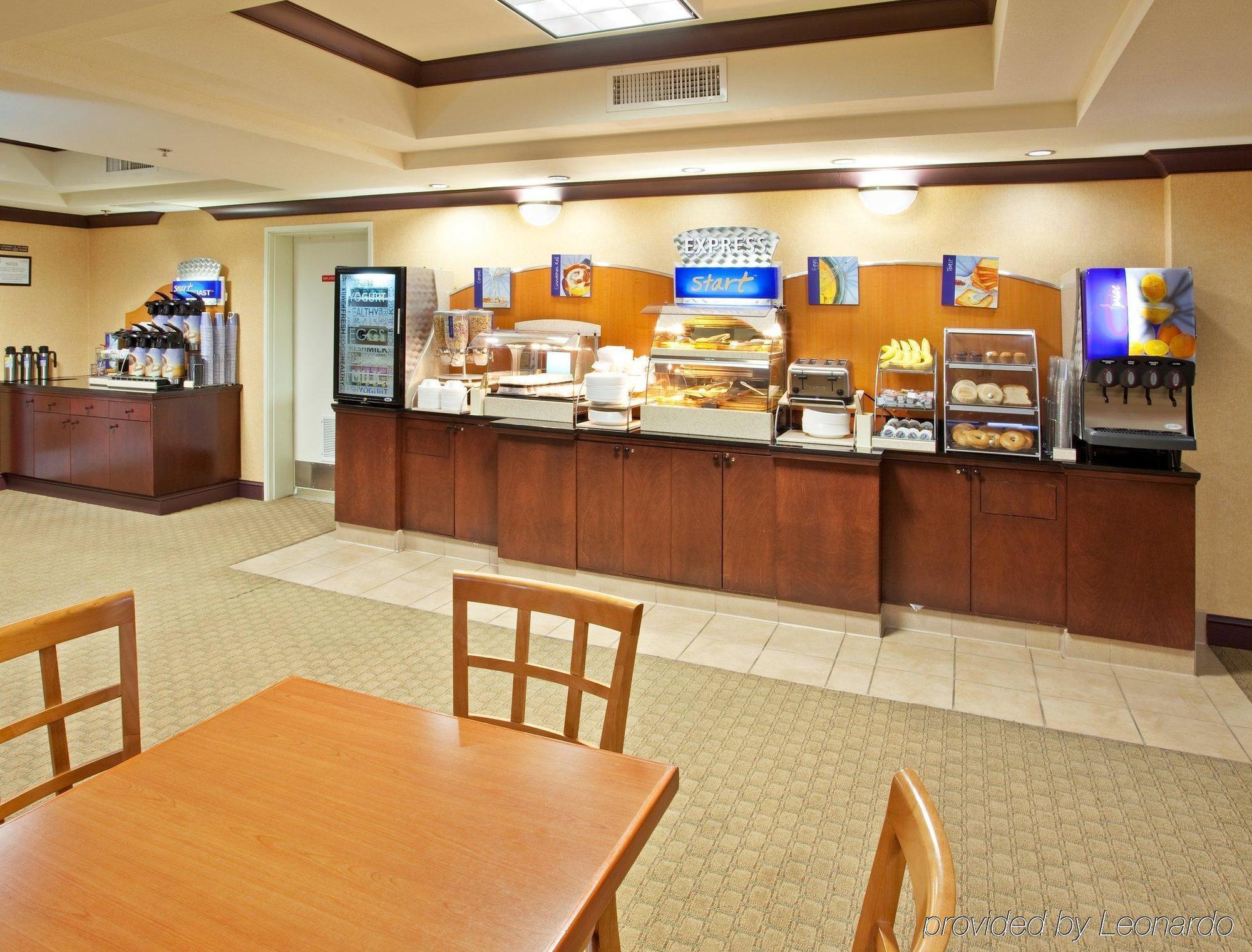 Holiday Inn Express Fresno River Park Highway 41 By Ihg Restaurant photo